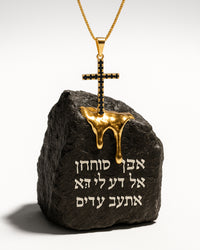 Colar Cruz Minimalista com Pedras Negras