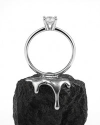 Anel Solitário Prateado Geminora